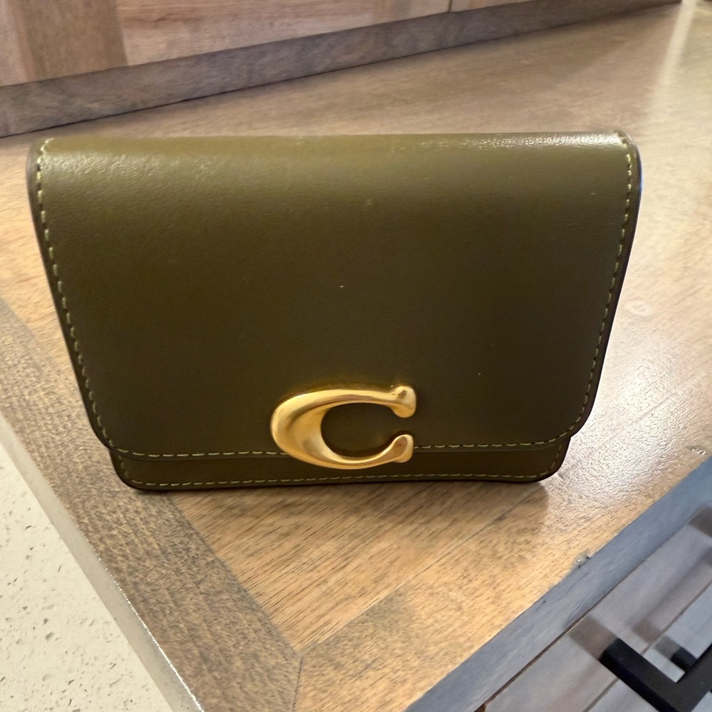 Coach Bandit card case in moss.